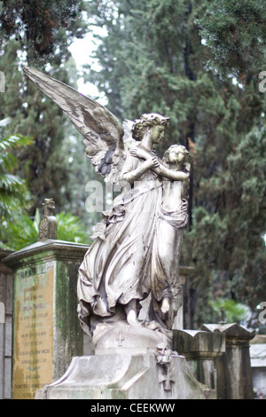 Bronze Winkel hält ein kleines Mädchen auf dem Friedhof Campo Verano in Rom Italien Stockfoto