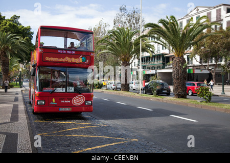 Stadtrundfahrt  Roter Doppeldeckerbus auf der Promenade von Funchal, der Hauptstadt von Madeira Stockfoto