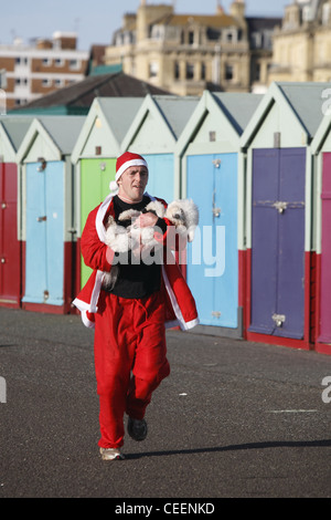 Die schrulligen jährliche Brighton Santa Dash, gehalten am Anfang Dezember, für 5km entlang der Küste in Brighton/Hove, England Stockfoto