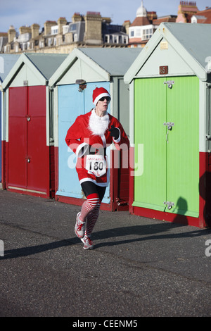 Die schrulligen jährliche Brighton Santa Dash, gehalten am Anfang Dezember, für 5km entlang der Küste in Brighton/Hove, England Stockfoto