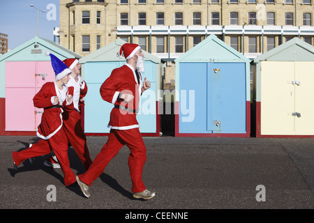 Die schrulligen jährliche Brighton Santa Dash, gehalten am Anfang Dezember, für 5km entlang der Küste in Brighton/Hove, England Stockfoto