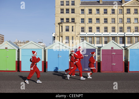 Die schrulligen jährliche Brighton Santa Dash, gehalten am Anfang Dezember, für 5km entlang der Küste in Brighton/Hove, England Stockfoto