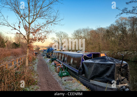 Schmale Boot Häuser auf dem Grand Union Canal, Rickmansworth, im Winter Stockfoto