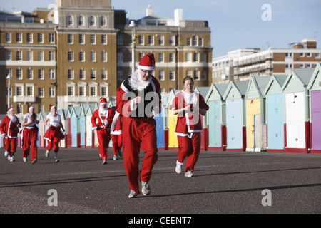 Die schrulligen jährliche Brighton Santa Dash, gehalten am Anfang Dezember, für 5km entlang der Küste in Brighton/Hove, England Stockfoto