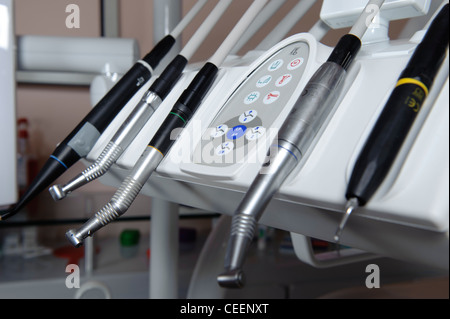 Nahaufnahme von Zahnarzt Bohrer und Ausrüstung Stockfoto