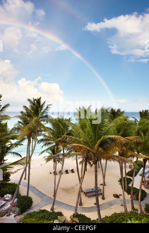 Inselparadies Strand private exklusive Mustique karibische Palmen abgeschieden keine Menschen Himmel Sand Meer verlassene Sonne Meer Hängematte blau Stockfoto