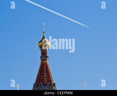 Details der Basilius Kathedrale am Roten Platz von Moskau, Russland gegen blauen Himmel Stockfoto