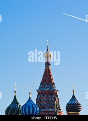 Details der Basilius Kathedrale am Roten Platz von Moskau, Russland gegen blauen Himmel Stockfoto