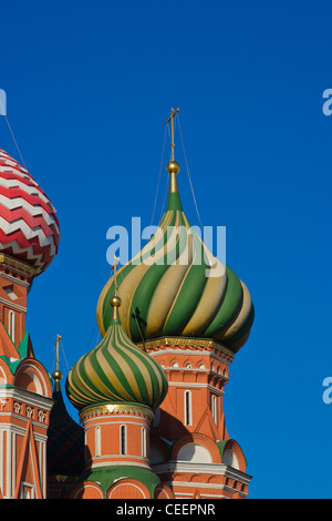 Details der Basilius Kathedrale auf dem Roten Platz in Moskau gegen blauen Himmel Stockfoto