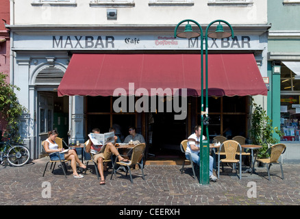 Kunden, die entspannende vor einer Max Bar in Heidelberg, Deutschland Stockfoto