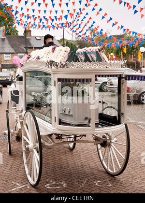 Horse Drawn Beerdigung Beförderung im Sikh-Tempel in Hounslow London Stockfoto