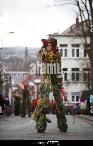 Bewohner zu sammeln für das jährliche Frühlingsfest der Krakelingen in der flämischen Dorf Geraardsbergen, Belgien Stockfoto