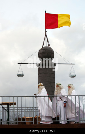 Bewohner zu sammeln für das jährliche Frühlingsfest der Krakelingen in der flämischen Dorf Geraardsbergen, Belgien Stockfoto