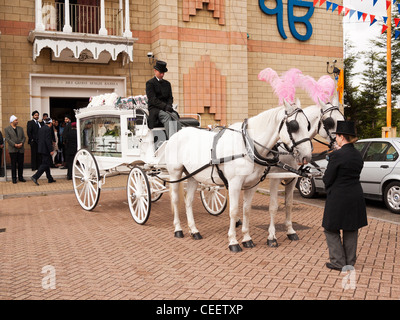 Horse Drawn Beerdigung Beförderung im Sikh-Tempel in Hounslow London Stockfoto