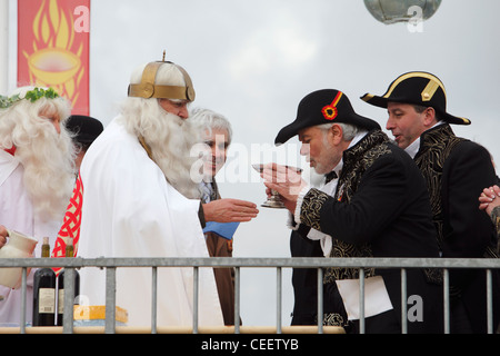 Bewohner zu sammeln für das jährliche Frühlingsfest der Krakelingen in der flämischen Dorf Geraardsbergen, Belgien Stockfoto