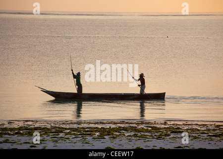 Sansibar Herren Stechkahn fahren einer hölzernen Dhau im Meer vor dem Korallenriff in Bwejuu, Sansibar, Tansania Stockfoto