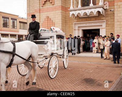 Horse Drawn Beerdigung Beförderung im Sikh-Tempel in Hounslow London Stockfoto