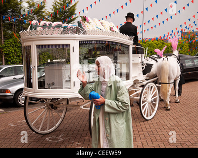 Horse Drawn Beerdigung Beförderung im Sikh-Tempel in Hounslow London Stockfoto