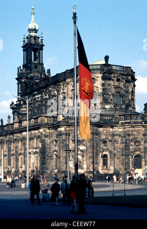 Dresden 1973: Katholische Hofkirche mit der Nationalflagge und das Emblem der DDR. Stockfoto