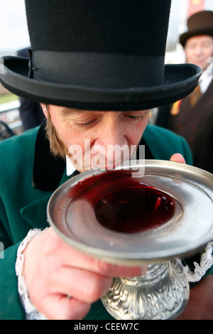 Bewohner zu sammeln für das jährliche Frühlingsfest der Krakelingen in der flämischen Dorf Geraardsbergen, Belgien Stockfoto