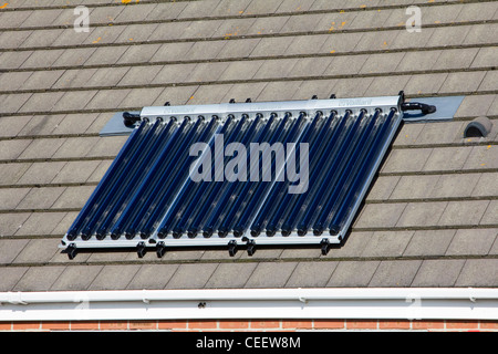 Sonnenkollektoren in inländischen Haus kostenlos Heizung etc. England uk gb Stockfoto