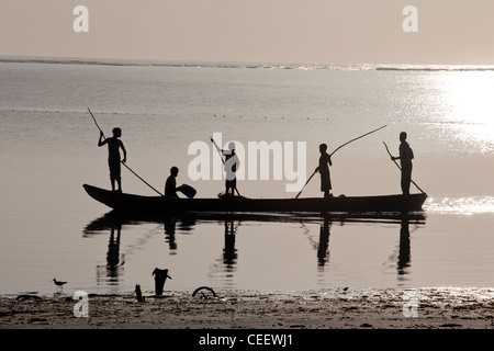 Lokalen Zanzibari Jungs gehen, Angeln, Bootfahren einer Dhau im Meer in Richtung Korallenriff in Bwejuu, Sansibar, Tansania Stockfoto