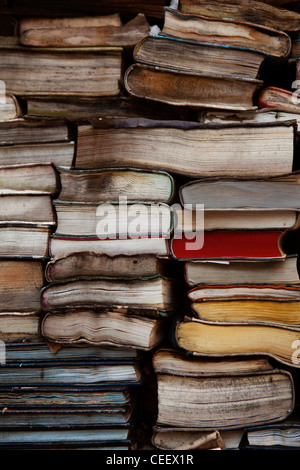 Stapel Bücher außerhalb einer Buchhandlung in Berlin-Kreuzberg Stockfoto