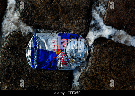 Gequetschten Red Bull Energy-Drink kann auf eisigen Kopfsteinpflaster, Berlin Stockfoto
