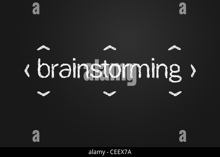 Das Wort Brainstorming am schwarzen Brett, computergenerierte Bild geschrieben. Stockfoto