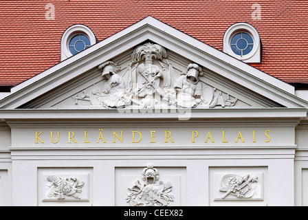 Portal des historischen Gebäudes Kurlaender Palais in Dresden nach der Rekonstruktion. Stockfoto