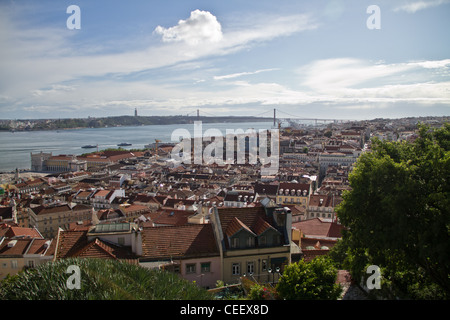 Einen schönen Blick vom Castelo de São Jorge der portugiesische Brücke 25 de Abril. Stockfoto