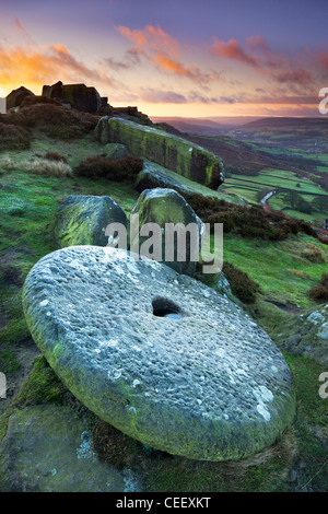 Verlassenen Mühlstein am Curbar Rand in Derbyshire Peak District bei Sonnenaufgang. Stockfoto