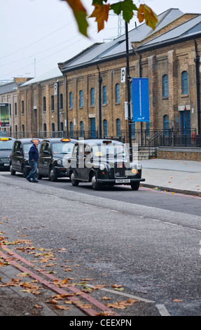 London: London Taxi - Taxi - Warteschlange für Passagiere. Stockfoto