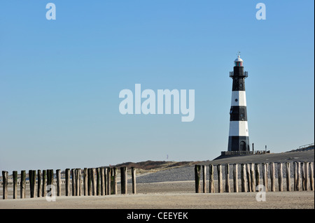 Nieuwe Sluis, älteste extant Gusseisen Leuchtturm in den Niederlanden markiert den Eingang zum die Westerschelde in Breskens, Zeeland Stockfoto