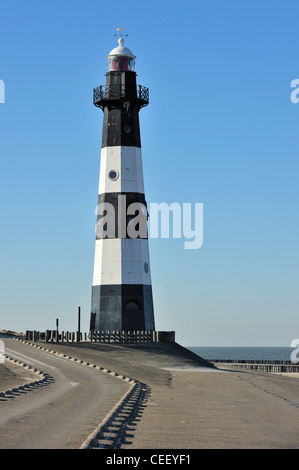 Nieuwe Sluis, älteste extant Gusseisen Leuchtturm in den Niederlanden markiert den Eingang zum die Westerschelde in Breskens, Zeeland Stockfoto