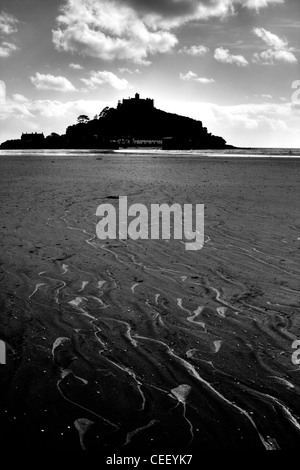 St. Michaels Mount & Mounts Bay für eine Ansicht mit Linien in den Sand in Richtung Mount Silhouette gegen die Sonne Stockfoto