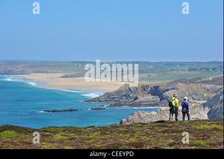 Wanderer nach Weitwanderweg entlang dem Cap De La Chèvre, Finistère, Bretagne, Frankreich Stockfoto