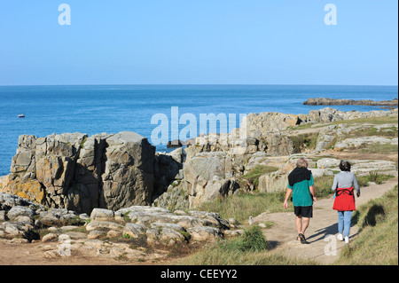 Wanderer nach Trail entlang der Côte Sauvage in der Nähe von Le Croisic, Loire-Atlantique, Region Pays-de-la-Loire, Frankreich Stockfoto