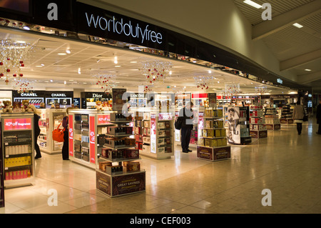 dh World Duty Free Shop EDINBURGH FLUGHAFEN EDINBURGH Schottland Flughafen Shop Alkohol und Präfektur Kaufhäuser uk Shopping Stockfoto