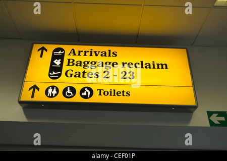 dh EDINBURGH Flughafen EDINBURGH Flughafen Gepäck Reclaim Tore und Toiletten Schild Stockfoto