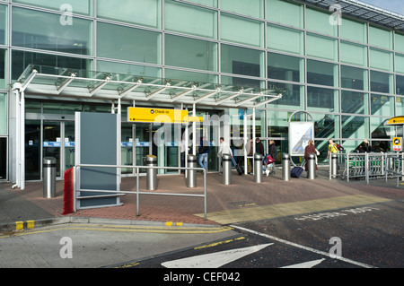 dh EDINBURGH Flughafen EDINBURGH Menschen ankommenden Flughafen Edinburgh Haupteingang terminal Ankunft uk Stockfoto