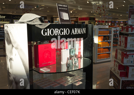 dh EDINBURGH FLUGHAFEN EDINBURGH Giorgio Armani Prefumes Duty Free Flughafen Terminal Shop Geschäfte uk Parfüm Stockfoto