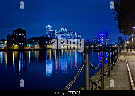 Fotografieren der entnommen aus Grönland-Kai in Surrey Quays, East London Canary Wharf towers Stockfoto