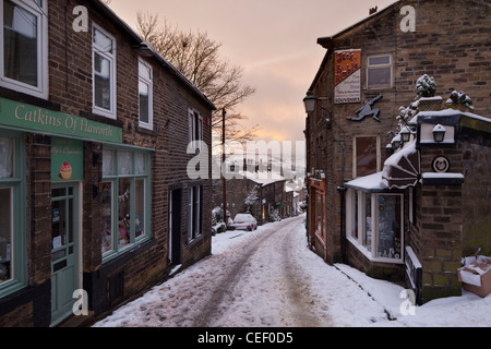 Blick auf den Schnee bedeckt Hauptstraße bei Haworth, West Yorkshire, Großbritannien Stockfoto