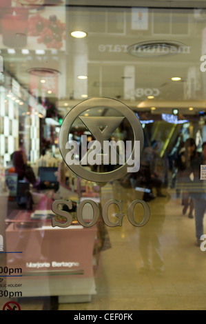 dh CAUSEWAY BAY HONG KONG Sogo Shop Logo Glas Tür Shop Eingang Stockfoto