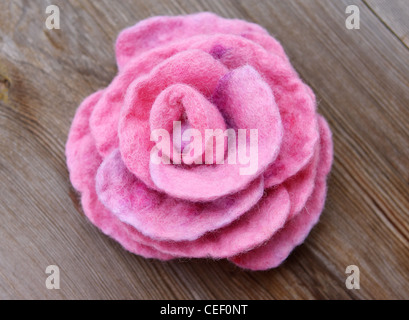 Filz von Naturwolle Brosche. Rosa rose Stockfoto