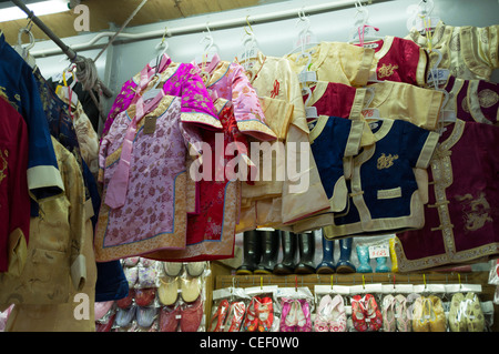 dh Jardines Basar CAUSEWAY BAY Hongkong chinesische Pyjama traditionelle Seidenkleider Straße Marktstand Stockfoto