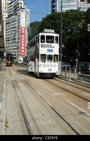 dh CAUSEWAY BAY HONG KONG White Hong Kong Straßenbahn mit Werbung Stockfoto