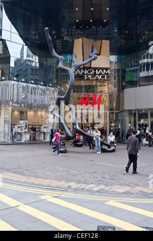 dh Langham Place Eingang MONG KOK HONG KONG Kowloon Moderne Bronzeskulptur Happy man von Designer Larry Bell Far East Einkaufszentrum im Freien Stockfoto