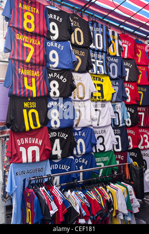 dh MONG KOK HONG KONG Fußballtrikot Streifen gefälschter Fußball asien Markt chinesische gefälschte Shirts china Waren Verkauf Stallkleidung Fälschung Waren Stockfoto
